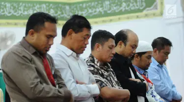 Penyidik KPK, Novel Baswedan (keempat kiri) melaksanakan salat berjamaah di sekitar kediaman di kawasan Kelapa Gading, Jakarta, Kamis (22/2). Novel kembali dalam proses pemulihan sambil menunggu operasi tahap kedua. (Liputan6.com/Helmi Fithriansyah)