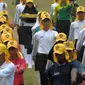 Sejumlah calon Paskibraka melakukan latihan berbaris sambil membawa bendera latihan di PPPON, Cibubur, Jakarta, Senin (31/7). Memasuki hari ke-7, calon Paskibraka matangkan latihan menaikan bedera. (Liputan6.com/Yoppy Renato)