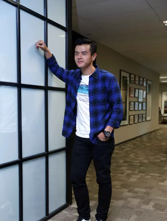 Dion selau memposting foto-foto ke akun Instagramnya di pagi hari. Semacam menjadi ritual rutinnya. (Nurwahyunan/Bintang.com)