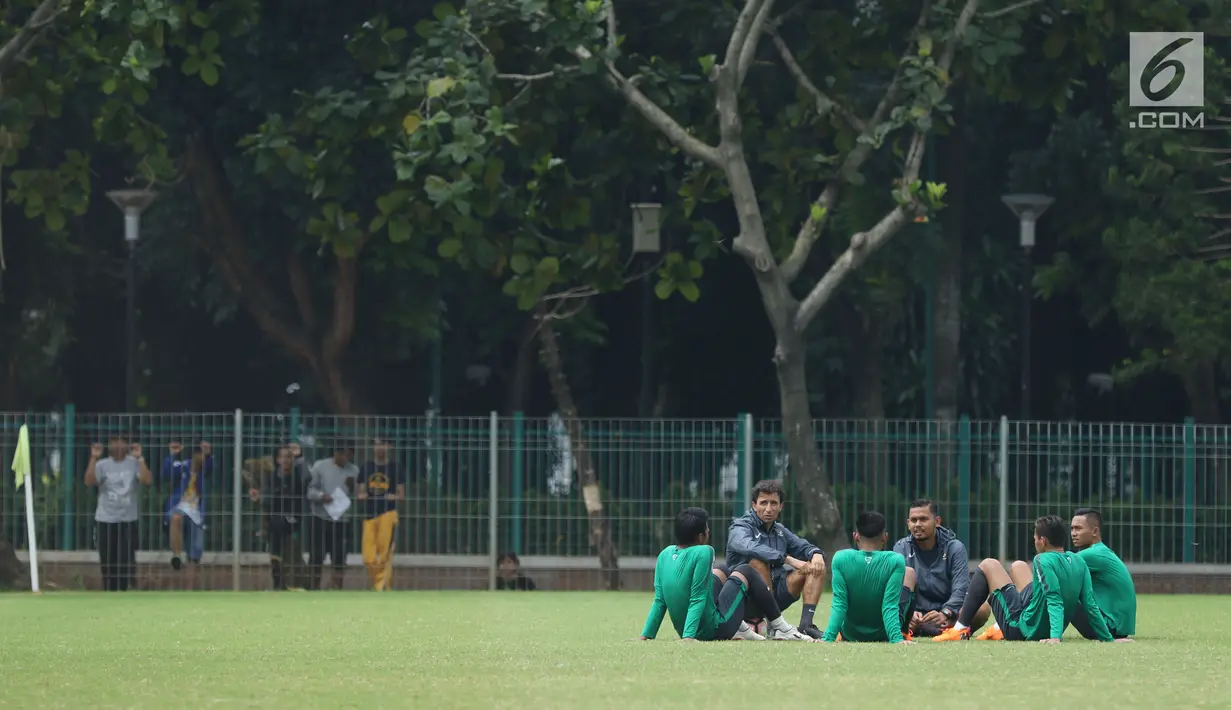 Pelatih Timnas Indonesia U-23, Luis Milla (kedua kiri) berbincang dengan sejumlah pemain usai latihan di Lapangan A Senayan, Jakarta, Sabtu (17/3). Latihan ini persiapan uji tanding melawan Singapura, 21 Maret mendatang. (Liputan6.com/Helmi Fithriansyah)
