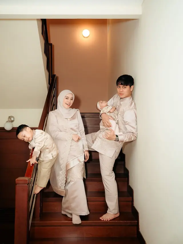 Konsisten Tampil Melayu, Intip 6 Gaya Kompak Keluarga Lesti Kejora dan Rizky Billar Pakai Sarimbit Lebaran Nuansa Earth Tone