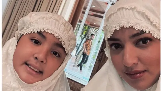 5 Potret Nia Ramadhani dan Mikhayla Kompak Pakai Mukena, Disebut Makin Mirip