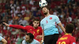 Duel antara pemain Spanyol dan Turki pada laga Grup D Piala Eropa 2016 di Allianz Riviera, Nice, Sabtu (18/6/2016) dini hari WIB. (AFP/Bulent Kilic)