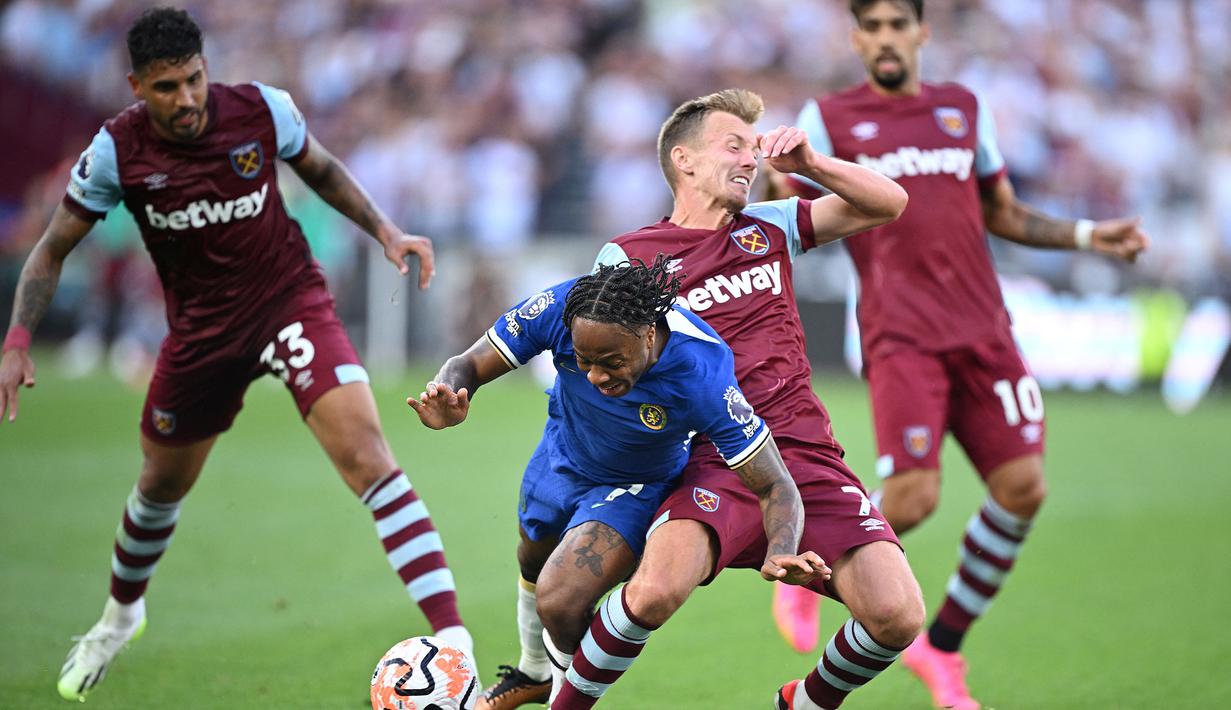 Gelandang West Ham United, James Ward-Prowse (kanan) berebut bola dengan gelandang Chelsea, Raheem Sterling pada laga Liga Inggris 2023/2024 di London Stadium, London (20/8/2023). James Ward Prowse menjadi pemain lokal Inggris terbaru sekaligus termahal yang pernah didatangkan West Ham United hingga kini. Ia baru saja direkrut dari Southampton pada awal musim 2023/2024 dengan nilai transfer 34,8 juta euro atau setara Rp582 miliar dengan durasi kontrak 4 tahun. (AFP/Justin Tallis)