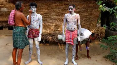 Penganut Hindu mengecat sekujur tubuhnya untuk melakukan ritual dari festival keagamaan Siwa Gajan di Bengal Barat , India , (11/4). Festival ini dilakukan sebagai penghormatan kepada Dewa Siwa dari kepercayaan umat Hindu. (REUTERS / Rupak De Chowdhuri)