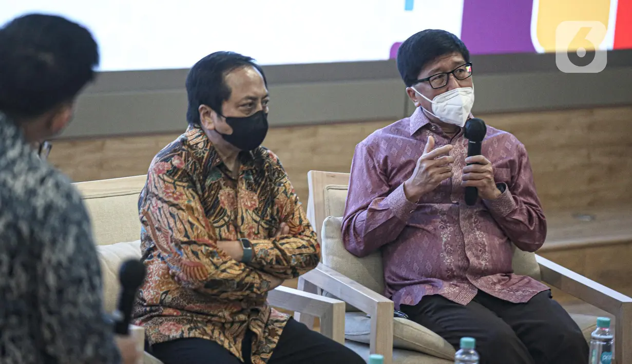 CEO Vidio Sutanto Hartono (kanan) berbicara saat hadir dalam MoU Kerja sama di Kantor Smartfren, Jakarta, Kamis (7/7/2022). Vidio mengumumkan kerja sama strategis dengan penyedia layanan internet MyRepublic dan Smartfren. (Liputan6.com/Faizal Fanani)
