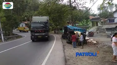 Pengemudi tak menguasai kendali, truk bermuatan telur terguling di Banyumas. Akibat peristiwa tersebut, kerugian ditaksir mencapai Rp 50 juta.