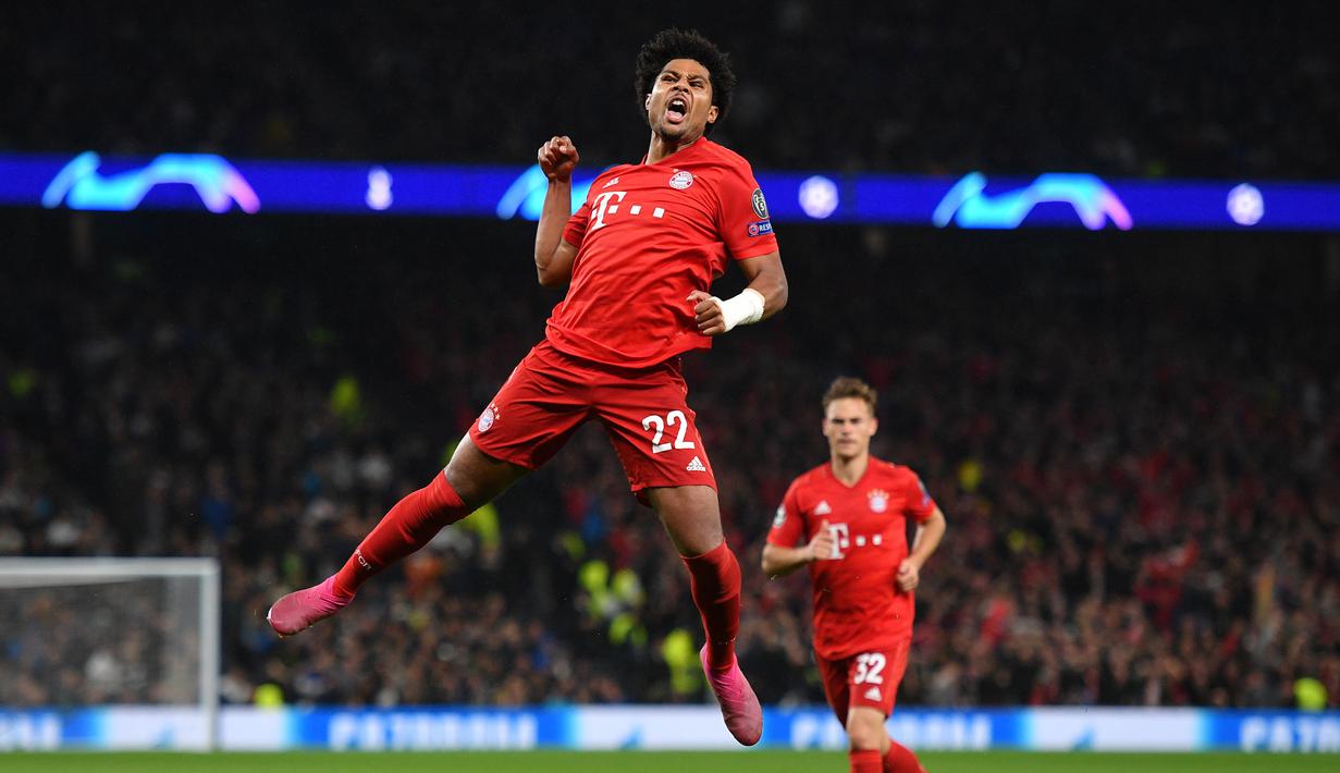 Gelandang Bayern Munchen, Serge Gnabry, merayakan gol yang dicetaknya ke gawang Tottenham pada laga Liga Champions di Stadion Tottenham, London, Selasa (1/10). Tottenham kalah 2-7 dari Munchen. (AFP/Daniel Leal-Olivas)