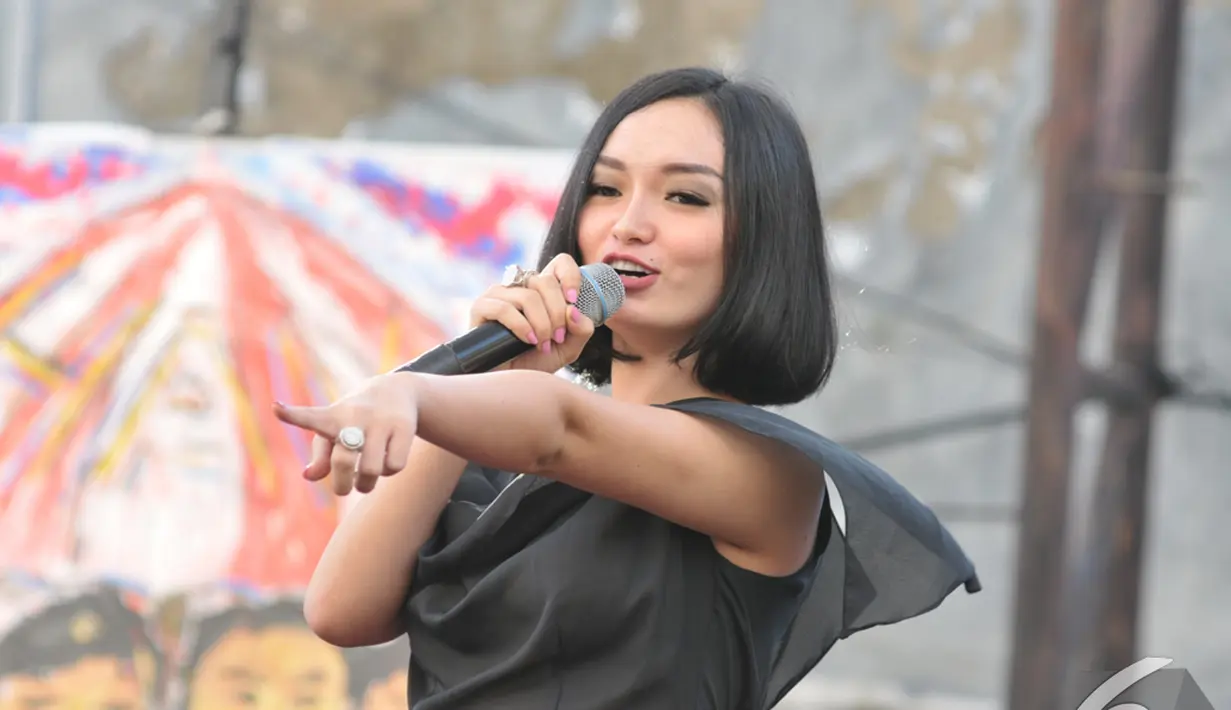 Zaskia Gotik saat tampil di acara Perayaan Hari HAM Sedunia yang digelar Komnas HAM di Jalan Latuharhary, Jakarta, Rabu (10/12/2014). (Liputan6.com/Panji Diksana)