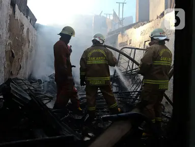 Petugas pemadam kebakaran melakukan pendinginan usai kebakaran melanda pemukiman padat penduduk di kawasan Peninggaran Timur, Kebayoran Lama, Jakarta, Senin (27/1/2019). Kebakaran menewaskan satu orang pria akibat terjebak dalam kamar. (Liputan6.com/Johan Tallo)