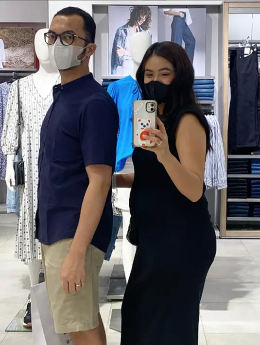 Segera jadi ibu, aura kebahagiaan dan keibuan Indah Indriana suda mulai terpancar. tak sedikit netizen yang memuji artis kelahiran 5 November 1988 ini makin cantik saat tengah mengandung. Baby bump sudah sangat terlihat, tak diketahui kini usia kandungan Indah memasuki bulan keberapa. Pasalnya pemenang ajang Gadis Sampul 2005 ini jarang bagikan soal kehamilannya. (Liputan6.com/IG/@indahindriana)