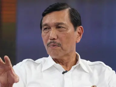 Menteri Koordinator Politik, Hukum dan Keamanan, Luhut Binsar Pandjaitan saat wawancara khusus di SCTV Tower, Jakarta, Selasa (17/5) Luhut berbagi cerita tentang masalah komunis, Poso dan pemilihan Ketua Partai Golkar. (Liputan6.com/Herman Zakharia)