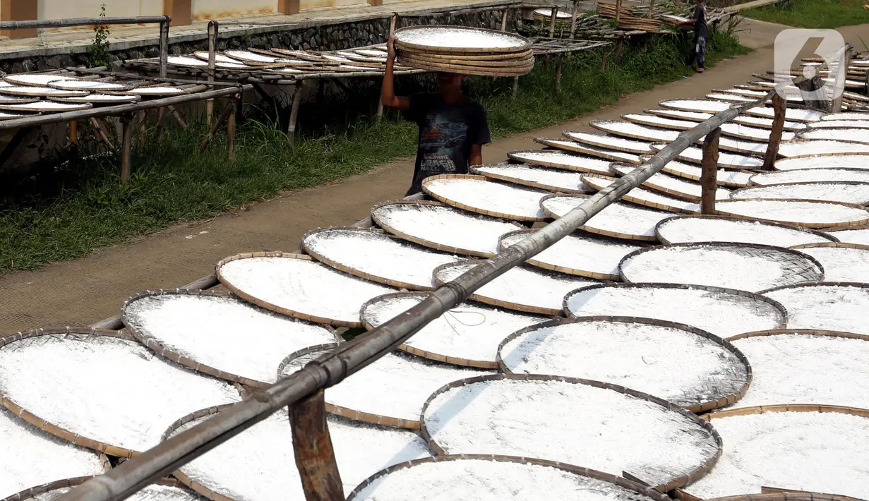 Pekerja membawa tepung aci di Sukaraja, Kabupaten Bogor, Jawa Barat, minggu (20/6/2021). Pemerintah mengklaim hasil pelaksanaan program Pemulihan Ekonomi Nasional (PEN) klaster dukungan UMKM membantu mayoritas penerima manfaat dapat bertahan selama pandemi COVID-19. (Liputan6.com/Angga Yuniar)