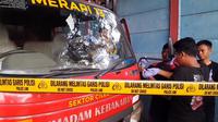 Satu unit armada Damkar itu diduga ditembak oleh pelaku yang hendak mencuri sepeda motor di Kantor Wilayah Sektor Cileungsi pada Sabtu (2/12/2023). (Foto:Liputan6/Achmad Sudarno)