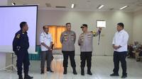 Kapolres Rohul AKBP Budi Setiyono SIK mengecek ruangan pleno rekapitulasi suara oleh KPU. (Liputan6.com/M Syukur)