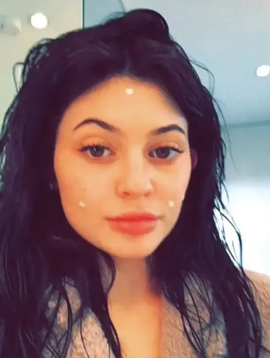 Bahkan Kylie Jenner pun tak merasa malu ketika wajahnya jerawatan. (instagram/HollywoodLife)