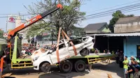 Truk bermuatan tanah menimpa mobil, 4 orang tewas dan 1 bayi selamat (Liputan6/Pramita)