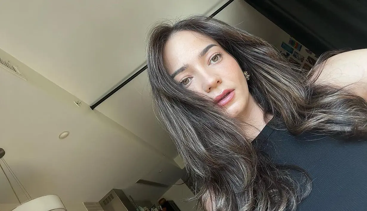 Selfie yang satu ini memang tak kalah memesona. Enzy Storia menampilkan paras cantiknya dengan rambut panjang bergelombang yang natural dibiarkan tergerai. [Foto: Instagram/enzystoria]