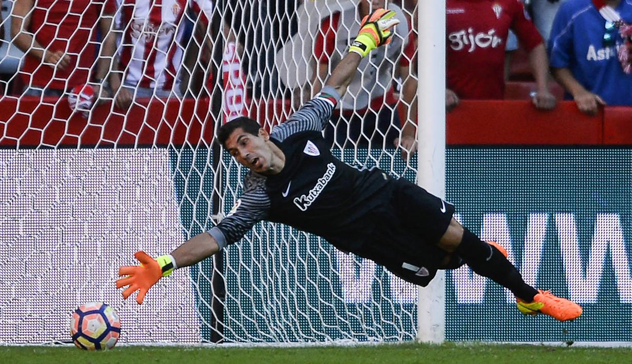 Gorka Iraizoz menjadi telah dipercaya menjaga gawang Athletic Bilbao selama bertahun-tahun. Penampilannya yang tangguh sering kali merepotkan Lionel Messi dan Cristiano Ronaldo saat bermain di Liga Spanyol. Salah satunya dengan menggagalkan dua penalti mereka. (AFP/Migurl Riopa)