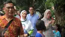 Balon Gubernur DKI Jakarta Sandiaga Uno saat mengunjungi ke kawasan Tambora, Jakarta, (10/4). Hal tersebut dikarenakan tingginya taraf hidup dan ketersediaan lapangan pekerjaan yang kurang memadai. (Liputan6.com/Gempur M Surya)