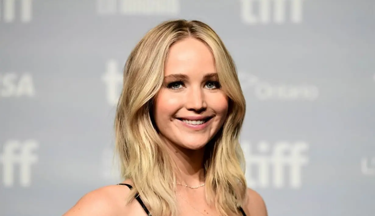 "Saat aku memasuki ruang publik, aku berubah menjadi orang yang tidak ramah," ujarnya pada Adam Sandler. Hal tersebut ia lakukan untuk membela diri. (EMMA MCINTYRE / GETTY IMAGES NORTH AMERICA / AFP)