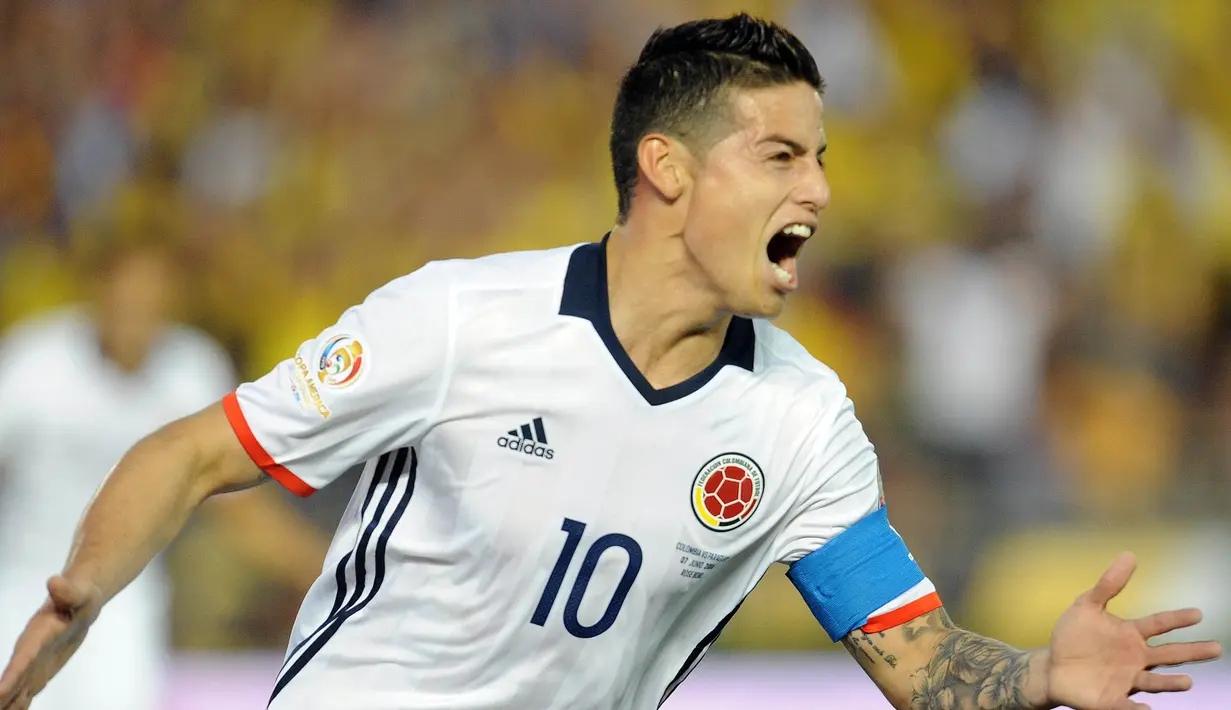 Penyerang Kolombia, James Rodriguez melakukan selebrasi usai mencetak gol kegawang Paraguay di penyisihan Copa America Centenario 2016 di Stadion Rose Bowl, AS (8/6). Kolombia menang atas Paraguay dengan skor 2-1. (Vasquez-USA TODAY Sports)
