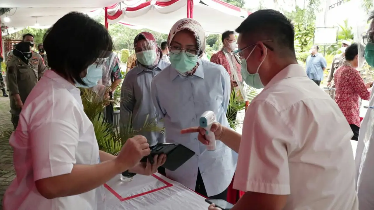 Walikota Tangsel Airin Rachmi Diany mengecek ibadah Natal di sejumlah gereja. (Pramita/Liputan6.com)