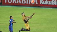 Pemain Persib, samsul Arif (kiri) berduel dengan pemain Mitra Kukar, Arthur Cunha pada laga Torabika SC 2016 di Stadion Gelora Bandung Lautan Api, Sabtu (18/6/2016). (Bola.com/Nicklas Hanoatubun)