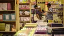 Sejumlah orang mengunjungi pameran Indonesia International Book Fair (IIBF) 2017 di JCC, Jakarta,Rabu (6/9). IIBF sendiri merupakan kegiatan tahunan di dunia perbukuan yang diselenggarakan oleh Ikatan Penerbit Indonesia (IKAPI).(Liputan6.com/Angga Yuniar)