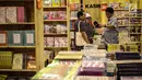 Sejumlah orang mengunjungi pameran Indonesia International Book Fair (IIBF) 2017 di JCC, Jakarta,Rabu (6/9). IIBF sendiri merupakan kegiatan tahunan di dunia perbukuan yang diselenggarakan oleh Ikatan Penerbit Indonesia (IKAPI).(Liputan6.com/Angga Yuniar)