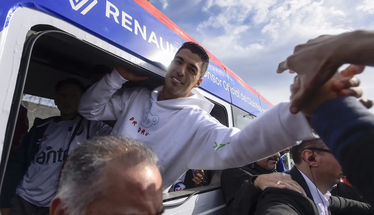 Luis Suarez menyapa para fans dari dalam mobil saat menghadiri upacara penyambutan sebagai pemain baru Nacional di Stadion Gran Parque Central, di Montevideo, pada 31 Juli, 2022. Luis Suarez kembali ke Uruguay untuk bergabung dengan Nacional, klub tempat ia memulai karirnya 17 tahun lalu sebagai salah satu striker terbaik di generasinya. (AFP/Pablo Porciuncula)