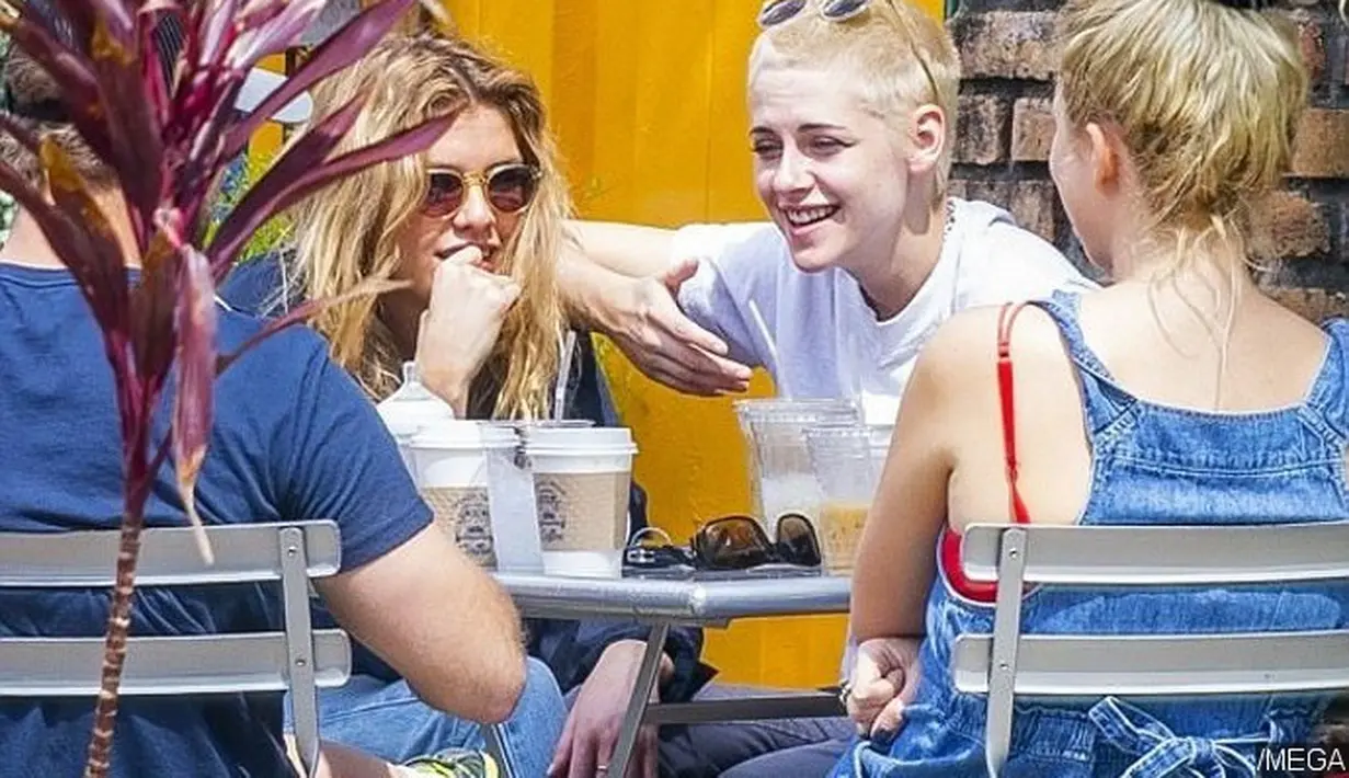 Setelah itu Kristen Stewart dan Stella Maxwell pun selalu tampak mesra di depan publik. (copiable)