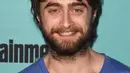 Aktor Daniel Radcliffe yang tenar berkat perannya sebagai Harry Potter itu tampil dengan wajah berewokan saat hadir di San Diego Comic-Con 2015 di San Diego, California, 11 Juli 2015. (Jason Merritt/Getty Images untuk Entertainment Weekly/AFP) 