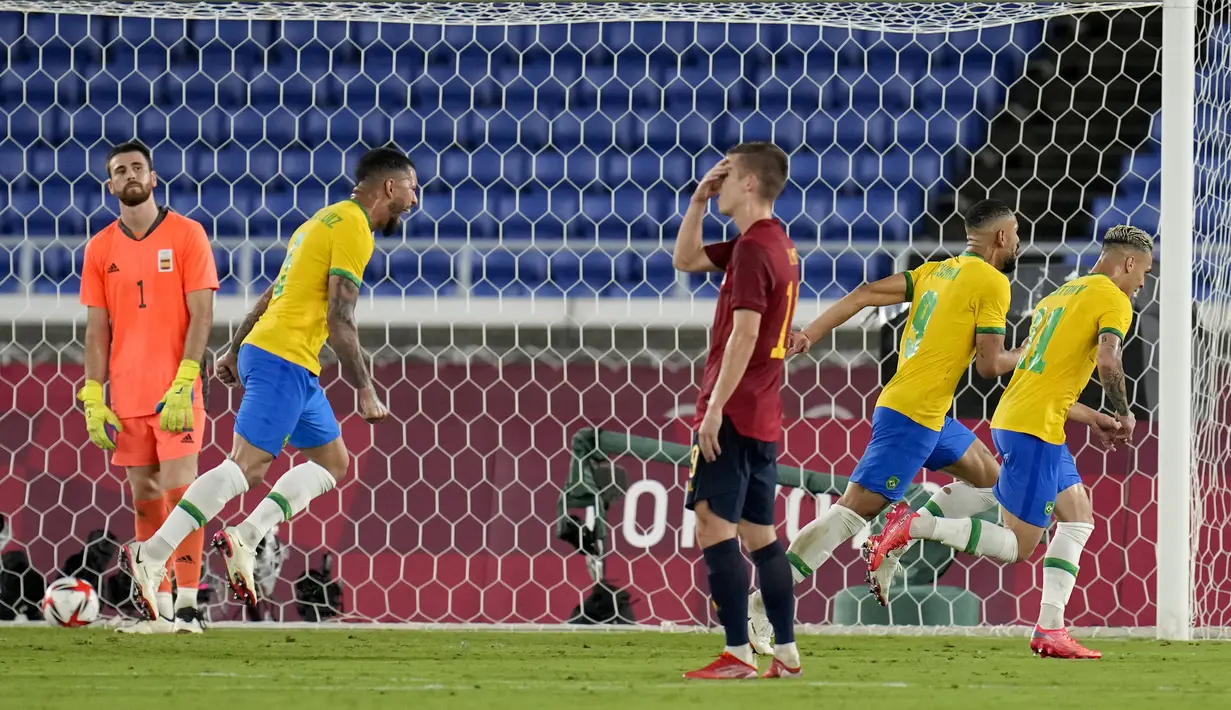 Pemain Brasil Matheus Cunha melakukan selebrasi usai mencetak gol ke gawang Spanyol pada pertandingan final sepak bola putra Olimpiade Tokyo 2020 di Yokohama, Jepang, Sabtu (7/8/2021). Brasil menang 2-1. (AP Photo/Fernando Vergara)