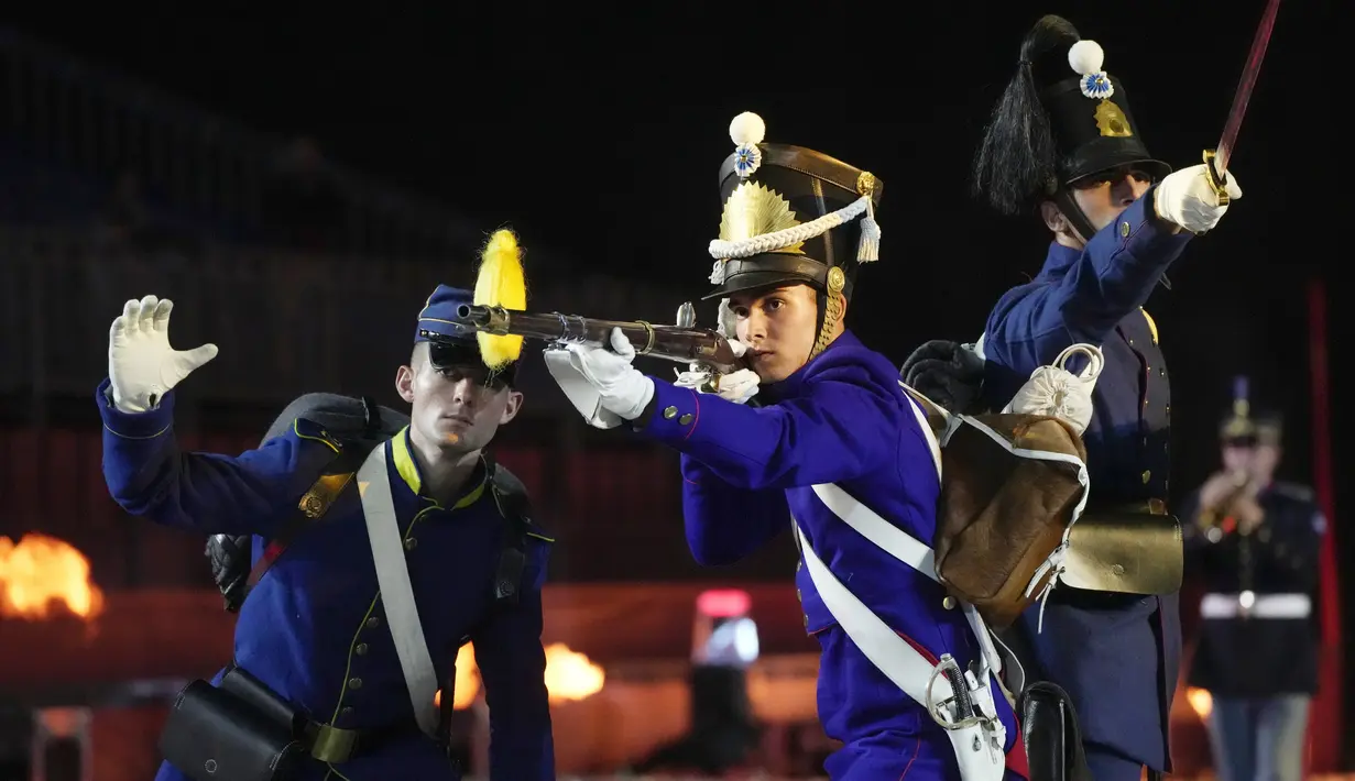Anggota band militer Yunani tampil dalam Festival Musik Militer Internasional Menara Spasskaya di Lapangan Merah, Moskow, Rusia, Selasa (31/8/2021). (AP Photo/Pavel Golovkin)