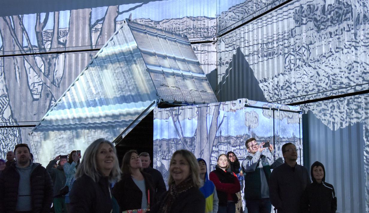 Suasana pameran imersif luar ruangan bertajuk "Digital Nights Wellington -- Van Gogh Alive" di Wellington, Selandia Baru, 1 Oktober 2020. Pameran musikal dan visual tersebut mengajak para pengunjung lebih mengenal karya-karya Van Gogh dengan warna-warni cerah dan detail yang hidup. (Xinhua/Guo Lei)