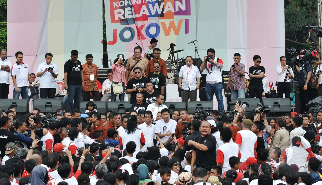 Presiden Jokowi (tengah) berbincang dengan sejumlah relawan saat menghadiri Jambore Komunitas Juang Relawan Jokowi di Jakarta, Sabtu (16/5). Acara tersebut bertujuan untuk memberikan masukan kepada pemerintahan Jokowi-JK.(Liputan6.com/Johan Tallo) 