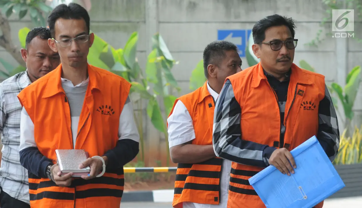 Tersangka kasus suap Imigrasi Mataram Yusriansyah Fazrin (kanan) dan tersangka kasus dugaan suap distribusi pupuk Bowo Sidik Pangarso (kiri) tiba untuk menjalani pemeriksaan di gedung KPK, Jakarta, Kamis (25/7/2019). (merdeka.com/Dwi Narwoko)