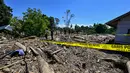 Pemerintah Kabupaten Pidie Jaya, Aceh, mendata hingga Minggu 30 November 2025, ada 20 orang meninggal dunia dan 18 lainnya masih hilang sejak banjir menerjang wilayah tersebut pada Rabu 26 November 2025. Tampak dalam foto, orang-orang berjalan melintasi lumpur dan puing-puing di daerah terdampak banjir di Meureudu, Kabupaten Pidie Jaya, Provinsi Aceh, pada 30 November 2025. (CHAIDEER MAHYUDDIN/AFP)