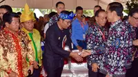 Presiden Joko Widodo bersalaman dengan Walikota Bandung, Ridwan Kamil saat peringatan Hari Pers Nasional 2016 di Kawasan Ekonomi Khusus Mandalika, Kabupaten Lombok Tengah, Nusa Tenggara Barat (NTB), Selasa (9/2). (Setpres/Agus Suparto)