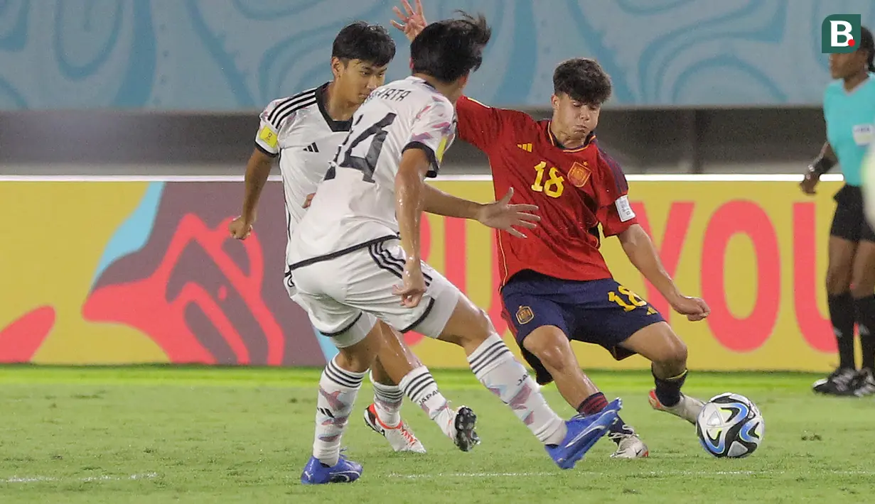 <p>Pergerakan pemain Timnas Spanyol U-17, Quim Junyent (kanan) dibayangi dua pemain Jepang U-17 dalam pertandingan babak 16 Besar Piala Dunia U-17 di Stadion Manahan, Solo, Senin (20/11/2023). (Bola.com/Arief Bagus)</p>