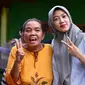 Calon Wakil Walikota Cantik Makassar, Indira Mulyasari Paramastuti saat berpose dengan warga (Liputan6.com/ Eka Hakim)