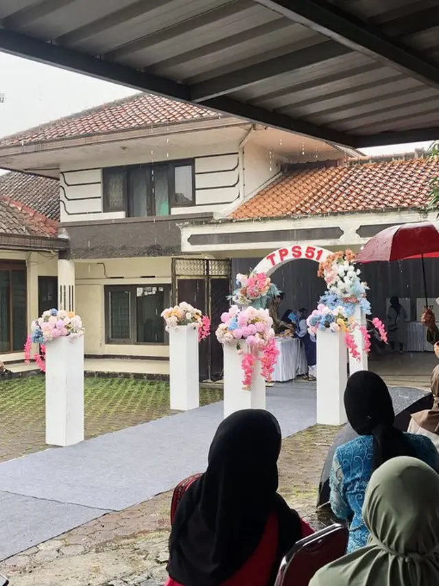 6 Foto-Foto TPS Super Unik, Berkonsep Pernikahan hingga Valentine