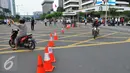 Pengendara motor mencari jalan saat dilakukan pengalihan arus di kawasan Sarinah, Jakarta, Jumat (4/11). Pengalihan arus lalu lintas ini disebabkan karena beberapa titik jalan tidak bisa digunakan akibat dipadati aksi massa. (Liputan6.com/Angga Yuniar)