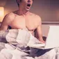 Ilustrasi pria muda sedang melakukan masturbasi sambil menikmati pornografi online. (Sumber newhealthadvisor.com)
