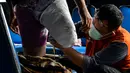 Petugas mengukur dan mencetak kaki palsu untuk seorang penyandang disabilitas di kantor Dinas Sosial Aceh, Senin (16/9/2019). Untuk tahun 2019 ini diberikan secara gratis sebanyak 100 kaki dan tangan palsu untuk para penyandang disabilitas di sejumlah kabupaten/kota. (CHAIDEER MAHYUDDIN / AFP)