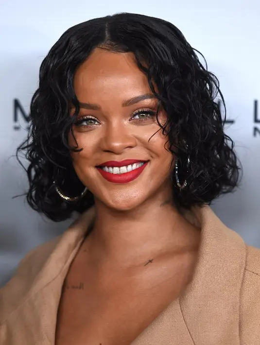 Melansir Mirror (30/6/2017), ayah Rihanna mengatakan dirinya sudah mengetahui hubungan anaknya dengan Hassan. Ia sangat senang mendengarnya, dan berharap bisa bertemu langsung dengan pria tersebut. (AFP/Bintang.com)