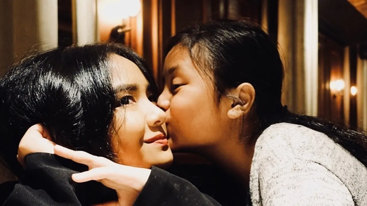 Terpaut 13 Tahun, Ini 6 Potret Kompak Gita Gutawa dan Adiknya