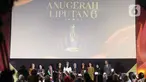 Wakil Menteri Kependudukan dan Pembangunan Keluarga/Wakil Kepala BKKBN, Ratu Ayu Isyana Bagoes Oka (kelima kiri) berfoto bersama tujuh perempuan hebat Indonesia yang melalui karya, dedikasi, dan kepemimpinannya telah memberi dampak positif bagi komunitas dan lingkungannya menerima Anugerah Perempuan Hebat 2025 dalam ajang penghargaan tahunan Anugerah Liputan6 2025 di The Hall, Lantai 8 SCTV Tower, Senayan, Jakarta, Kamis (16/10/2025). (Liputan6.com/Helmi Fithriansyah)