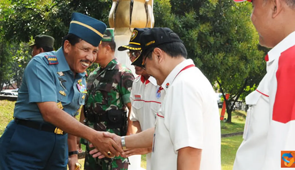 Citizen6, Jakarta: Panglima TNI Agus Suhartono meninjau pelaksanaan latihan Pasukan pengibar bendera pusaka (Paskibraka) Nasional 2011 di Pusat Pemberdayaan Pemuda dan Olah Raga Cibubur Jakarta Timur, Kamis (28/7). (Pengirim: Badarudin Bakri)   